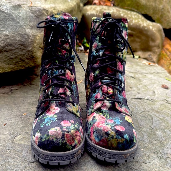 MADDEN GIRL ELOISEE BLACK FLORAL VELVET LACE UP COMBAT BOOTS -8.5 -π€π₯ - Picture 3 of 12